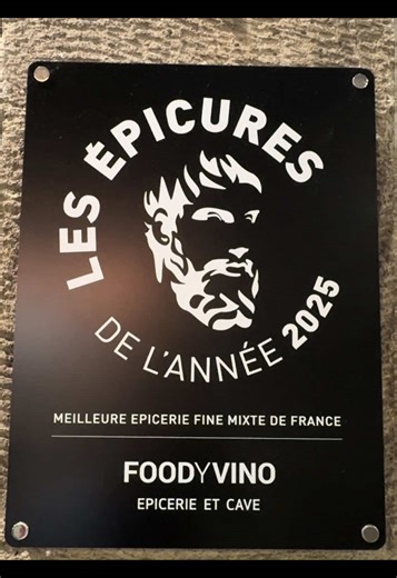 ✨ 2026, une année à écrire ensemble ✨ Depuis plus de 6 ans et demi, la Maison FOOD Y VINO®️ vit, respire et partage à Vincennes. Ici, l’épicier est un cuisinier. Chaque produit a une histoire. Chaque visite commence par un vrai 👉 « soyez les bienvenus ». Dans un monde parfois incertain, nous avons fait un choix simple : continuer. Créer. Accueillir. Transmettre. Et surtout… faire plaisir. 2025 s’est achevée avec une immense fierté : 🏆 Meilleure Épicerie Fine Mixte de France 🇫🇷 2026 commence 