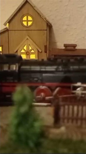 DDR Dampflok von PIKO fährt in den Bahnhof ein, Spur N