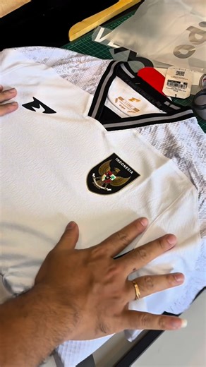 klambibola on Instagram: "masuk akal ? That simple. satu tambah satu sama dengan dua. sebelas kali sebelas seratus dua puluh satu. dua belas kali dua belas seratus empat empat. delapan kali delapan hmm enam kali empat. yang waras yah ga boleh dipelintir yang waras. ibu kota indonesia adalah ? jakarta. saya tambahin lagi. ibu kota jawa barat ? bandung. gubernurnya ? KDM. Bapa aing. Yang logika. izinnn 🫸🫷"