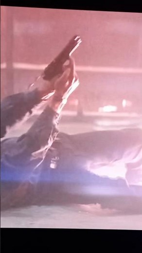 Bruce Willis uses a Beretta 92FS. Robert Patrick. Die Hard 2 - Die Harder (1990). Renny Harlin 📽