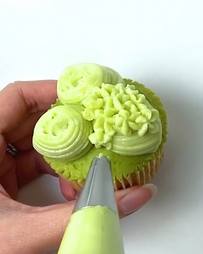 6 ways to make buttercream Hydrangea cupcakes! 🧁 | MetDaan Cakes