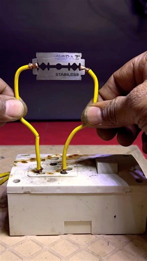 Electric Current Heating Effect Using Razor Blade #crazyexperiment #science #electrical