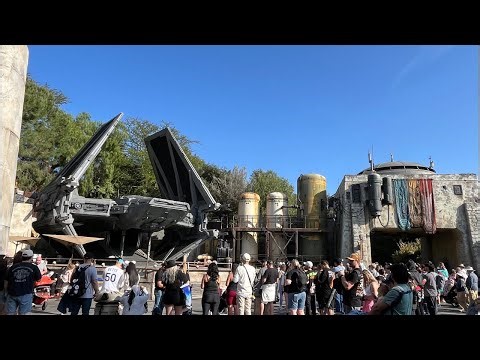 DARTH VADER invades galaxys edge at Disneyland #starwars #joinmeshallyou 
