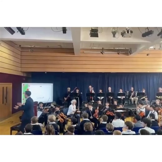 Mayuko Minami on Instagram: "Christmas event中の私。 at BARNEYS NEW YORK そして今日はイベント最終日。 東京、名古屋、神戸と年末（のみ）バタバタして そろそろ体力疲れが出そうな今朝。 起きてみると、 "カッコよかったよ"と 息子のお友達のお母様が学校でのコンサートの様子を送って下さっていました。 素敵な教会でのコンサートも、こうした学校でのイベントも見に行けたことがないけれど こうして留学先でひとり、 Concertmasterの役割もしっかり果たしているんだな、 と。 そしてそれをお会いした事もない私に送ってあげようと考えて下さった優しさ、その向こう側には息子の普段からの静かな積み重ねまで感じられたりして、 親ばかですが、勝手に想像して、勝手に反省して。 なにを私が体力くらいで疲れてる場合なのか、と 朝から自分を戒めていました。 さぁ、行って来ます！"