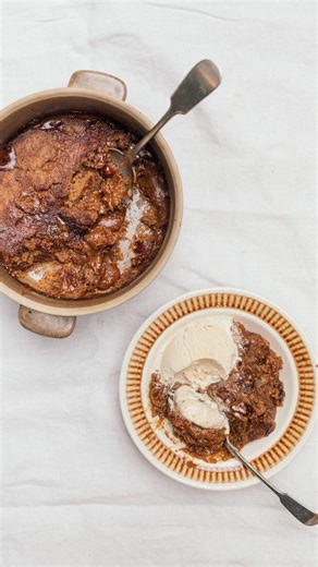 RECIPE OF THE WEEK! Very easy, very delicious Sticky Date, Ginger Toffee Self Saucing Pudding. This is a stand out favourite from the app so we thought we’d share the recipe with you 🤎 SAVE THIS! Prep time: 15 minutes Cook time: 35 minutes INGREDIENTS Cake: 1 cup oat or spelt flour 1/4 cup coconut sugar 1/3 cup coconut oil, melted 1/2 cup plant-based or dairy milk 1 cup dates, roughly chopped 2 tbsp ground ginger 1 1/2 tsp baking powder pinch of sea salt Toffee Sauce: 1/3 cup coconut sugar 1 1/