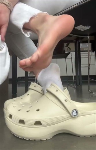 Korean gril remove her socks and show her feet #feet #foot #korean
