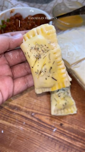 Nasiha on Instagram: "Another day, another ramadaan recipe. Here my peri peri steak pies. I just know you’re gonna love this one. INGREDIENTS: 1 piece (200-250g) tenderized steak cubed 1/2 tbsp ginger garlic 1/2 tsp chilli powder 1/2 tsp lemon pepper 1/2 tsp bbq spice 1/2 tsp red chilli flakes Salt to taste 1/2 sachet tomato paste 2-3 tbsp peri peri sauce (steers works best) •cube steak then add to a pot with oil, ginger garlic and spices and cook. •Mix in tomato paste and water and allow to coo