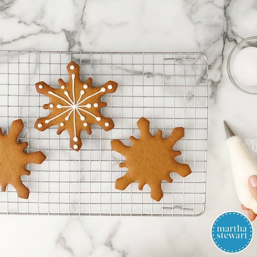 136K views · 463 reactions | Transform traditional gingerbread cookies to enchanting snowflake designs! Get the recipe: https://trib.al/4hYAPYA | Martha Stewart | Facebook