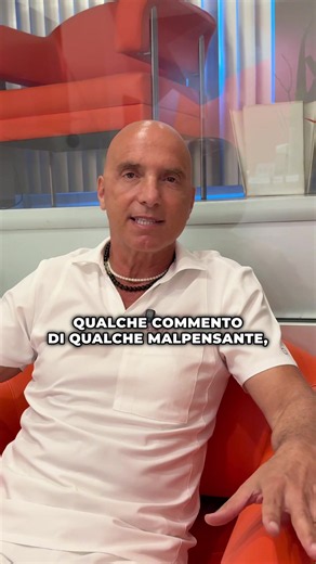 🦷 Vi ricordate il video in cui raccontavo il caso di una ragazza di 22 anni alla quale non volevo mettere degli impianti? Quel video ha acceso parecchio il dibattito. 👨‍⚕️ Alcuni colleghi mi hanno chiesto di vedere le radiografie e la documentazione completa del caso. Alcuni con curiosità e spirito di confronto, altri con una certa fretta di arrivare alle conclusioni. ❤️ Ci tengo però anche a ringraziare le tante persone che hanno condiviso il messaggio del video. Perché mi fa piacere vedere c