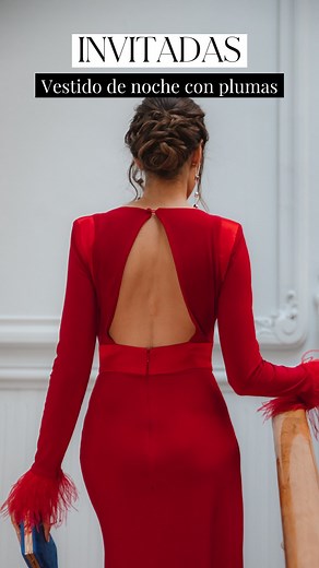 Invitada de noche con vestido rojo y plumas. Y es que las plumas son una de las tendencias para invitadas que nos deja este 2023 y me encantan cuando son detalles sutiles como las de este vestido de @silviafernandezatelier ¿ Del 1 al 10 cuanto os gusta? . . #invitada #invitadas #invitadaboda #invitadasconestilo | Invitada Perfecta