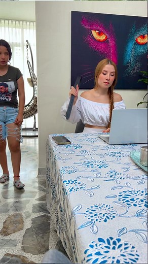 Niña pide a la Policía que le devuelvan sus Barbies a la vecina