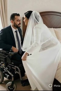 أجبرتني زوجة أبى على الزواج من شاب غني ولكنه مشلول 😥 وفي ليلة زفافنا حين حملته إلى السرير وسقطت أكتشفت صادمة أكبر بكتير 😲 انا عمري 24 عامًا منذ طفولتي، عشت مع زوجة أبي — امرأة باردة وعملية، لا ترى في الحياة سوى المصلحة. كانت دائمًا تقول لي: "يا ابنتي، لا تتزوجي رجلًا فقيرًا. أنتِ لا تحتاجين إلى الحب… بل إلى حياة مستقرة." ظننتُ أنها مجرد نصيحة… إلى أن أجبرتني على الزواج من رجل مُقعد. الابن الوحيد لعائلة غنية قبل خمس سنوات تعرض هذا العريس لحادث سير تركه — كما يقولون — مشلولًا ومنذ ذلك الحين، عاش