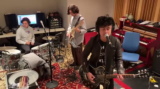 Watch Green Day's Billie Joe Armstrong and his sons play 'I Think We’re Alone Now' | Hipstream