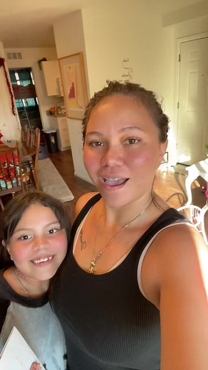 Daniela bien contenta con su regalito #fpy #parati #viral #enusa🇺🇸