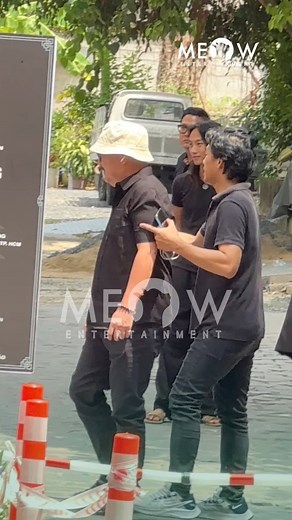 456K views · 1.8K reactions | Nghệ sĩ Hoàng Sơn ôm MC Đại Nghĩa xúc động khi đến viếng mẹ của đàn em #MeowEntertainment | MEOW Entertainment | Facebook