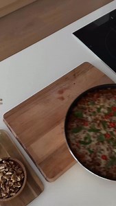 🥘 YHDEN PANNUN ARKIRUOAT 3/5: taco-riisipannu Tää on mun kriteereillä oikeestaan aikalailla täydellinen arkiruoka. Helppo, seminopee, proteiinipitoinen ja täynnä kasviksia. All I need 🙂‍↕️ 📌 RESEPTI // taco-riisipannu (4 annosta): •400g jauhelihaa (10%) •1 iso punasipuli •1 iso punainen paprika •1 vihreä paprika •1pkt kirsikkatomaatteja / miniluumutomaatteja •1pss tacomausteseosta •200g keittämätöntä riisiä •400g tomaattimurskaa •5dl valmista lihalientä (Maggi) TAI 5dl vettä 1kpl lihaliemikuu