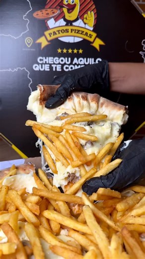 Patos Pizzas 🍕💛 on Instagram: "FILÉ + FRITAS = FELICIDADE 😍🍟 Catupiry, muçarela e filé mignon de respeito 🍕 Essa pizza NÃO É NORMAL 😮‍🔥 Não é exagero. É capricho. #pizza #viral #fyp #instafood #foryou"