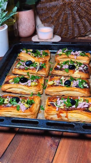 Délices De Walid | ‎⁨ ⁨ ⁨ يبتزات بالعجينة المورقة 😍 احترفي صنع العجينة المورقة لرمضان 🌙✨ المقادير: 500غ فرينة 10غ ملح 250مل ماء بارد ملعقة كبيرة زيت 300غ زبدة...‎ | Instagram