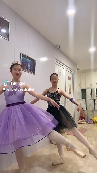 Mini dance abis rehearsal buat pentass ballettt🥰💓 Ada yang bisa tebak gak nihh aku perannya apaa🤭❓ #ballet #barbielovesballet #dance #fyppp #ballerina