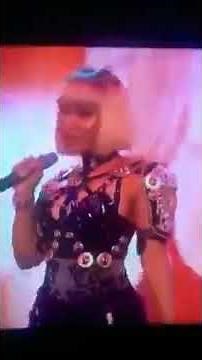 Nicki Minaj - Poke it Out (Live on SNL)