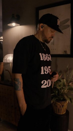 1.1M views · 7.7K reactions | Gracias Benito por invitarme a tu marquesina pa meterle como en el 2005. No hay nada mejor que darse unas cervecitas abrazados por el calor boricua. Prohibido olvidar 1868,1950,2019  | Residente | Facebook