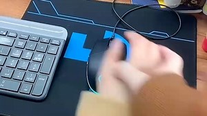 罗技员工常选用MX Anywhere系列鼠标，便携设计适配多设备切换，长时间办公手感舒适，适合桌面空间有限的场景。