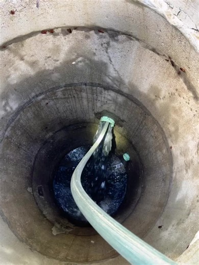 getting the job done and havinf some fun 😂 #plumbersoftiktok #jetting #hydrojets #sewer #mainline #trenchlesspipereplacement