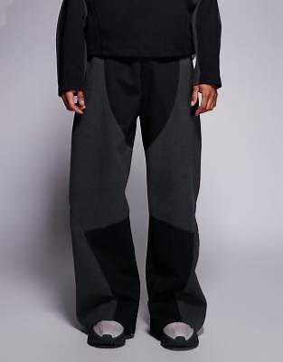 Nike – Tech Boreas – Jogginghose in Schwarz und Grau mit offenem Saum | ASOS