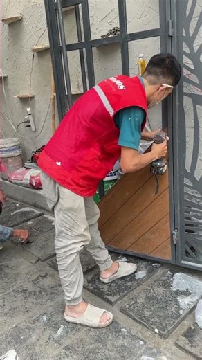 Thi công cổng gỗ nhựa phủ ASA siêu đẹp | Mẫu cổng đẹp 2026