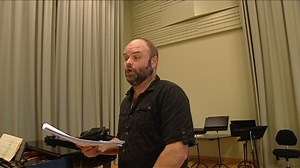 ATLE SYNGER OPERA: Se Atle Antonsen øve til «Tryllefløyten». Hele innslaget ser du i videovinduet under.