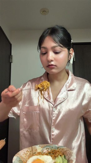 First time green color ko packet ko current chauchau try gareko . Katti unhealthy khayeko vanera nasochnus la 😅😅 This was so yummy . Japan ma hununcha vane it’s easily available on TikTok shop 🫶🏻 #nepali #currentnoodles #fynepal #nepaliinjapan #noodleslovers
