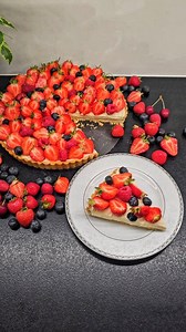 Tarta z owocami i kremem budyniowym! 😊 idealna, lekko słodka z dużą ilością owoców! Idealna na lato! 😊 Tartę zrobiłam w formie na tartę o średnicy 26 cm, może być ciut mniejsza. Użyłam formy z wyciąganym dnem. Kruche ciasto: 250g mąki pszennej 40g drobnego cukru 1 żółtko Płaska łyżeczkę proszku do pieczenia 150g zimnego masła Do miski wsypuję mąkę, drobno skrojone masło i resztę składników. Zagniatam aż uzyskam jednolite ciasto. Ciasto rozwałkowuje i wykładam nim tartę. Jeśli się rozwali nic s