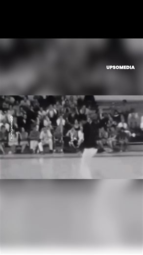 253K views · 6.7K reactions | A legendary moment of Bruce Lee in the gym doing push-ups with just two fingers ✌ | The Ring | Facebook