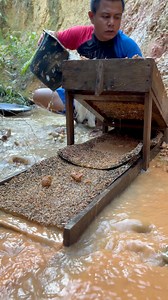 filtering gold with a sluice box #filteringgold #sluicebox #goldpanning #goldmine | Nepri Andries