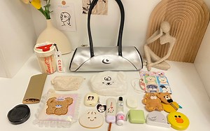 日常翻包｜科技感大容量法棍包一眼被这只包型和颜色吸引了，越看越喜欢的感觉你们会懂吧～_哔哩哔哩_bilibili