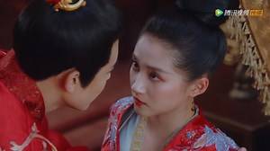 Rongxia finally marries Banhua and they had a hot night afterward! 容瑕班婳情意绵绵洞房花烛 #AGirlLikeMe #GuanXiaoTong #HouMingHao #我就是这般女子 💪Enjoy A Girl Like Me on WeTV👉http://bit.ly/2rQrxf2 💪Also enjoy it on YouTube👉http://bit.ly/3bxWSYH 📱Go check out our Instagram and Twitter account, links are down below: https://www.instagram.com/official.wetv/ https://twitter.com/WeTVOfficial | WeTV