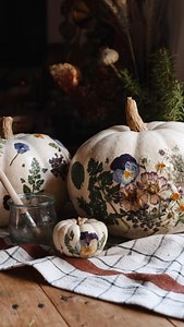 Happy happy September 🌞🍁🍂 We have some pumpkins ready for picking, which means it’s time for one of my favorite late summer/autumn crafts. To make these pumpkins compostable, I make a food-grade glue that can be washed off or simply composted. That way you can still enjoy eating your delicious heirloom pumpkins because they are food, after all! Of course, this will not withstand rain, so if you’re wanting to leave your pumpkins outside, they’ll likely get washed clean. To apply flowers, you m