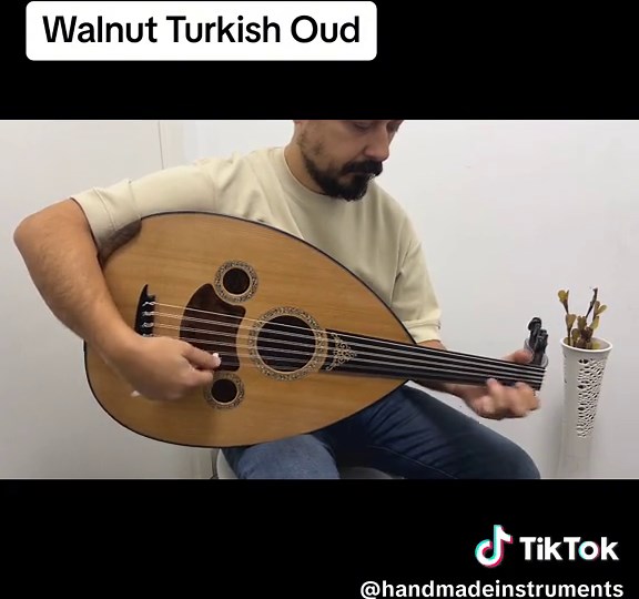 Handcrafted Walnut Turkish Oud - Expertly Made Oud Player