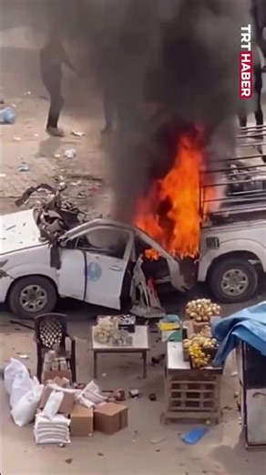 Soykırımcı İsrail ordusu, ateşkese rağmen Gazze'de bir polis aracını vurdu