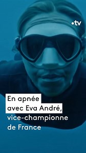 Retenez votre respiration pour une plongée en apnée avec Eva André, vice-championne de France ! "Une sirène nommée Eva" : son portrait est à retrouver dans 20h30 l'été sur france.tv 👉 bit.ly/20h30-EvaAndre | France tv