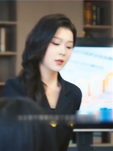 Khoảnh khắc cô gái 2k cầm điện thoại ngập tràn vàng