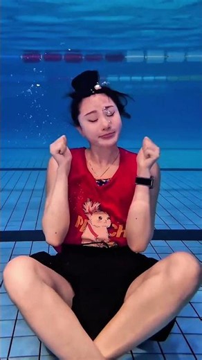 🏊‍♀️😱 **La Ragazza Che Vive In Piscina! Il Suo Giorno Inizia Sott’Acqua** 🌊✨