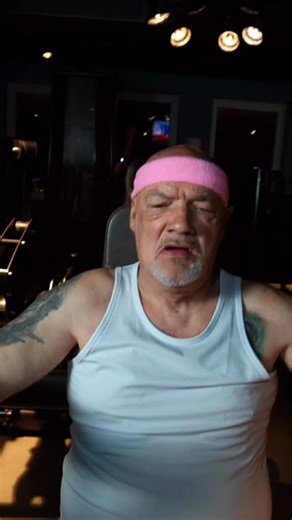 Kimi 🍒 on Instagram: "Hab @egon_kowalski_offiziell ins Gym gezwungen. 🥵 Meine Neue Single ab 27.02 überall!"