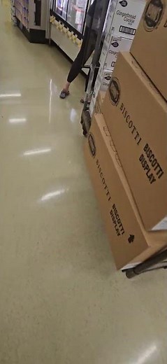 Blonde woman with flip flops in grocery Store #footvideo #foot #feet #toes #flipflops #candid