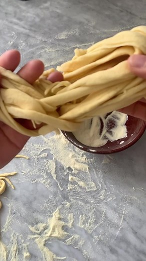 Pasta alla mugnaia E’ un formato di pasta fresca fatta a mano tapioca abruzzese in particolare della zona di Elice .Questo formato di pasta e’ tra i preferiti di chi ama la pasta un pò callosa ma non per questo è pesante. L’impasto e’ fatto di acqua, uova e farina.Il sugo tipico è di carne ma potete provare anche con un semplice pomodoro fresco, aglio e basilico . ✔️ 250 gr farina grano tenero✔️ 250 gr semola rimacinata✔️ 250 gr acqua✔️ 1 cucchiaino di sale1 cucchiaino di olio#pasta #pastafattaa