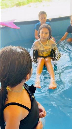 No me quería dejar meter a la piscina 😱😂 #shorts #video #youtubeshorts