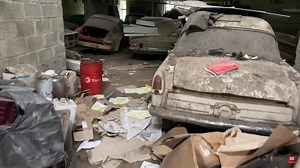 VIDEO - Il découvre un atelier abandonné rempli de voitures anciennes