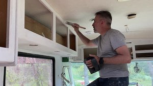 Comment préparer les murs et armoires de roulotte et de VR avant de les peinturer