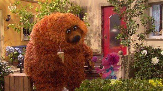 Samson schwitzt wie ein Bär und könnte etwas Abkühlung vertragen. Was haltet ihr von Abbys ❄Zauber? #sommer #samson #hitze | Sesamstraße