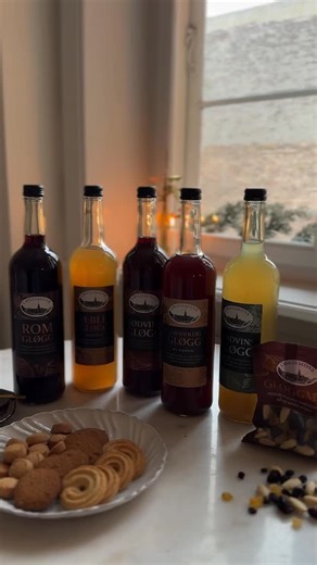 Løgismose on Instagram: "Gløggelig jul 🍷✨ 🎄 Julen begynder, når det dufter af gløgg – og den smager allerbedst, når der er lidt for meget af det gode … Derfor inviterer vi dig denne vinter til at smage hele 5 forskellige gløgg – både med og uden alkohol! RØDVINSGLØGG Klassisk gløgg lavet på kraftig rødvin, fyldig portvin og kirsebærsaft, smagt til med julekrydderier, vanilje, ingefær og skal af mandarin. ROMGLØGG Kraftig gløgg lavet på fyldig rødvin, jamaicansk rom, vodka og sødmefuld kirsebær